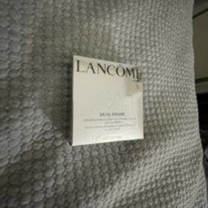Lancôme DUAL FINISH – Multi-tasking Longwear Powder Foundation